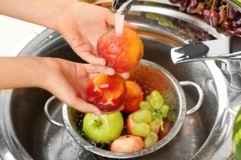 lavare i frutti per prevenire la comparsa di parassiti nel corpo