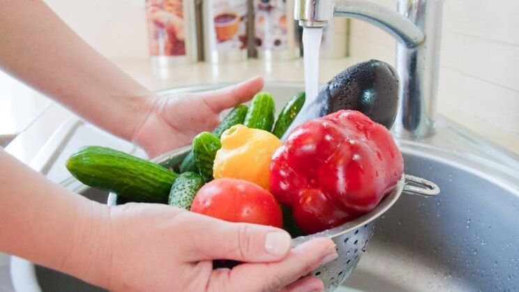 lavare frutta e verdura come misura preventiva contro i parassiti
